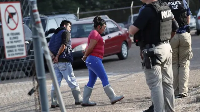 Otoritas imigrasi AS melakukan razia terhadap para pekerja asing di negara bagian Mississippi (AP/Rogello V Solis)