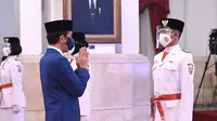 Paskibraka 2020 wakil Bengkulu Sudrajat Prawijaya sesudah dikukuhkan sebagai Pasukan Pengibar Bendera Pusaka oleh Presiden Jokowi pada Kamis, 13 Agustus 2020, di Istana Negara (Foto: Dokumentasi Istana)