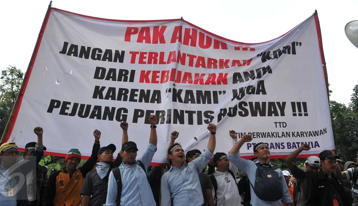Ratusan sopir bus Transjakarta yang bernaung di PT Trans Batavia, melakukan demo di Balai Kota, Jakarta, Rabu (14/9) . Demo tersebut menuntut agar PT Trans Batavia membayar gaji mereka sejak Maret hingga Agustus 2016. (Liputan6.com/Gempur M Surya)