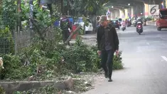 Di ruas jalan DI Panjaitan terlihat sampah ranting pohon yang tidak kunjung dibersihkan