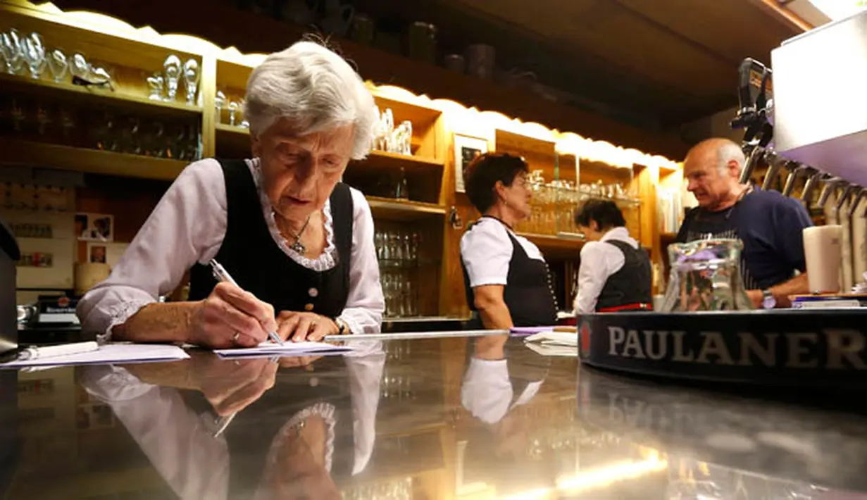 Sejak 1939 pada usia 16, Kink telah bekerja sebagai pelayan di restoran 'Zum Goldenen Tal' di Weyarn, Jerman. Foto diambil pada 1 Februari 2015. (REUTERS/Michaela Rehle)