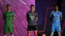 Dari kiri ke kanan: Dhika Bayangkara, Ramiro Fergonzi, dan Rizky Darmawan berpose mengenakan jersey baru Persita Tangerang yang akan dipakai untuk mengarungi BRI Liga 1 musim 2022/2023 dalam acara Launching Team and Jersey Persita Tangerang di The Springs Club, Gading Serpong, Tangerang, Banten pada Kamis (21/06/2022). (Bola.com/Bagaskara Lazuardi)