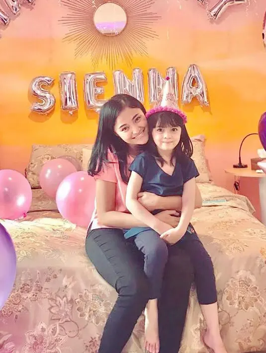 Caca mengungkapkan rasa rindunya kepada Sienna. Melihat tulisan panjang sang mantan istri, Ben pun juga turut membuat tulisan di akun Instagramnya. Mengunggah foto Marshanda dan Sienna, Ben memberikan dukungan. (Instagram/marshanda99)