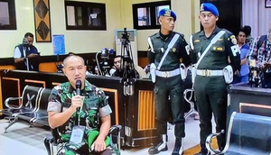 Komandan Batalion Teritorial Pembangunan (Yon TP) 834 Waka Nga Mere, Letkol Inf. Justik Handinata T, dihadirkan sebagai saksi di persidangan kasus kematian Prada Lucky di Pengadilan Militer III-15 Kupang. (Liputan6.com/Ola Keda)