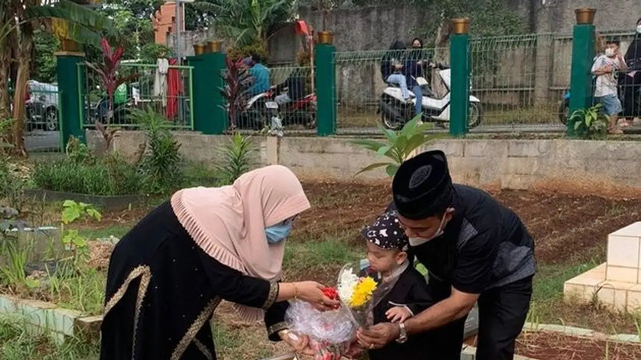 6 Momen Gala Sky, Ziarah Ke Makan Vanessa Angel dan Bibi Andriansyah Ini Bikin Haru