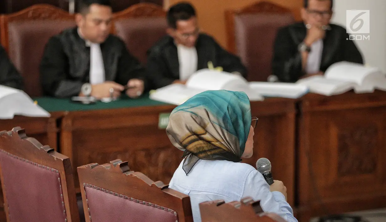 Terdakwa kasus dugaan penyebaran berita bohong atau hoaks, Ratna Sarumpaet menjalani sidang lanjutan di Pengadilan Negeri Jakarta Selatan, Selasa (14/5/2019). Sidang tersebut dengan agenda pemeriksaan terhadap dirinya. (Liputan6.com/Faizal Fanani)