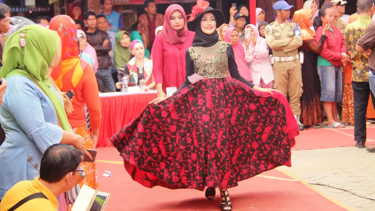 Emak-emak lenggak-lenggok di atas catwalk