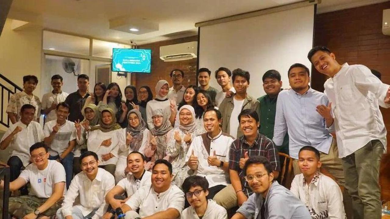 Setelah itu, acara dilanjutkan dengan momen foto-foto. Tak hanya berfoto antara beberapa orang saja, mereka juga berfoto bersama dengan semua murid dan guru yang sudah hadir. Momen ini dilanjutkan dengan buka puasa dan salat magrib berjamaah.