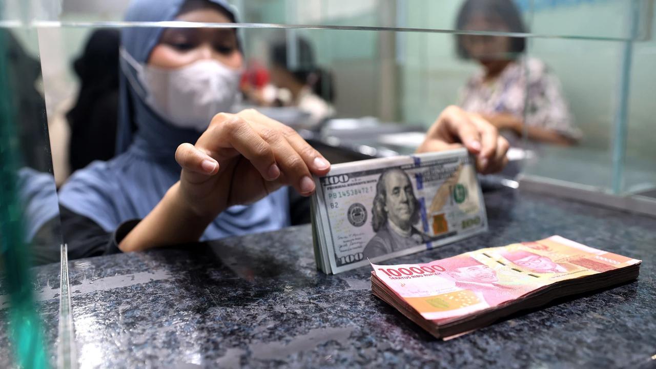 FOTO: BI Akan Memperketat Pembelian Dolar AS di Tengah Tekanan Rupiah