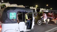 TukTuk di Kamboja yang mirip dengan bajaj jadi transportasi unik di jalan-jalan utama Phnom Penh. (Bola.com/Abdul Azis)