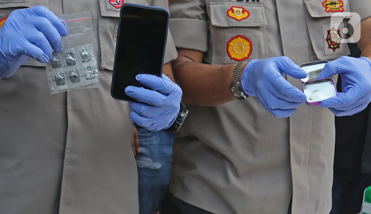 Petugas memperlihatkan barang bukti dalam rilis kasus narkoba Lucinta Luna di Polres Jakarta Barat, Rabu (12/2/2020). Lucinta Luna ditetapkan sebagai tersangka kasus kepemilikan narkoba setelah positif mengonsumsi psikotropika. (Liputan6.com/Herman Zakharia)