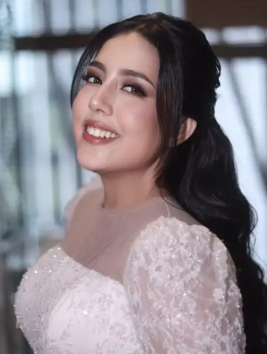 Bagian pipi juga tampak dipulas dengan warna pink natural. Sementara untuk bibir, diaplikasikan lipstik satin. [@vinnagracia]