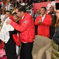 Presiden Joko Widodo atau Jokowi menyalami atlet pencak silat peraih emas Asian Games 2018 Hanifan Yudani disaksikan Ketua Umum Pengurus Besar Ikatan Pencak Silat Indonesia (IPSI) Prabowo Subianto, Jakarta, Rabu (29/8). (Liputan6.com/HO/Biro Pers Setpres)