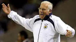 Fenerbahce SK&#039;s coach Spanish Luis Aragones reacts during their Champions League group G matchday 1 football match against FC Porto at the Dragao Stadium in Porto, on September 17, 2008. AFP PHOTO / MIGUEL RIOPA 