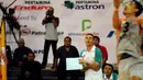 Pelatih Jakarta BNI 46, Gordon Myforth (kedua dari kanan) memperhatikan serius laga timnya melawan Surabaya Samator di Pertamina Proliga 2015 di Dome Sport Balikpapan, (6/2/2015). (Liputan6.com/Helmi Fithriansyah)