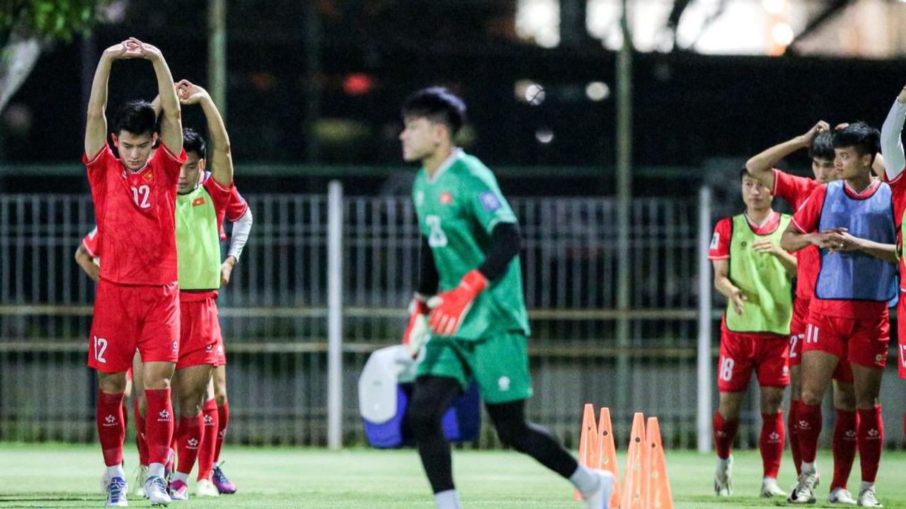 Sejumlah pemain Timnas Vietnam mengikuti latihan resmi di Lapangan A Kompleks Gelora Bung Karno, Jakarta, Rabu (20/3/2024). Latihan ini diadakan menjelang pertandingan melawan Timnas Indonesia dalam lanjutan Kualifikasi Piala Dunia 2026 Zona Asia. Bola.co