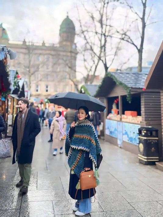 Selama di Irlandia, aktris yang sudah memiliki dua anak laki-laki ini banyak abadikan momen di banyak tempat yang ada di Irlandia. Salah satunya ialah saat berada di Belfast yang kala itu sedang turun hujan. Untuk abadikan foto ini pun ia sempat kesulitan untuk membuka payungnya. (Liputan6.com/IG/@bungazainal05)