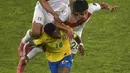 Penyerang Brasil, Vinicius Junior berebut bola dengan dua pemain Peru Carlos Lora dan Anderson Santamaria selama pertandingan semifinal Copa America di stadion Nilton Santos di Rio de Janeiro, Brasil, Selasa (6/7/2021). Brasil menang tipis atas Peru 1-0. (AFP Photo/Douglas Magno)