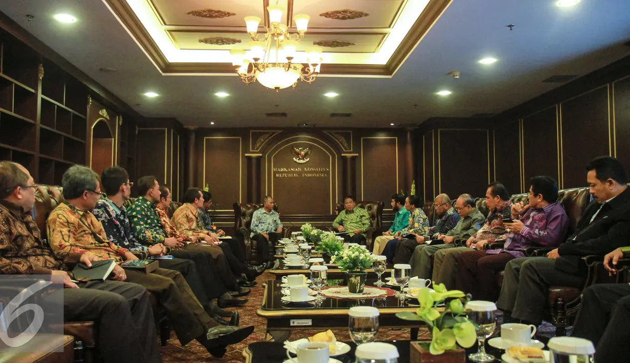 Suasana pertemuan KPK dan MK di Gedung Mahakamah Konstitusi, Jakarta, Rabu (6/1/2016). Pertemuan membahas koordinasi terkait penanganan korupsi. (Liputan6.com/Faizal Fanani)