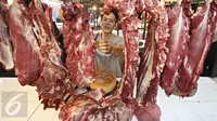 Pedagang memotong daging sapi jualannya di Pasar Senen, Jakarta, Senin (25/1). Harga daging sapi di pasar tradisional di Jakarta naik dari Rp 95 ribu-Rp 100 ribu per kilogram (kg) menjadi Rp 130 ribu per kg. (Liputan6.com/Immanuel Antonius)