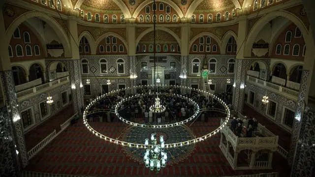 Melihat Warga Muslim Afrika Selatan Laksanakan Salat Tarawih Pertama