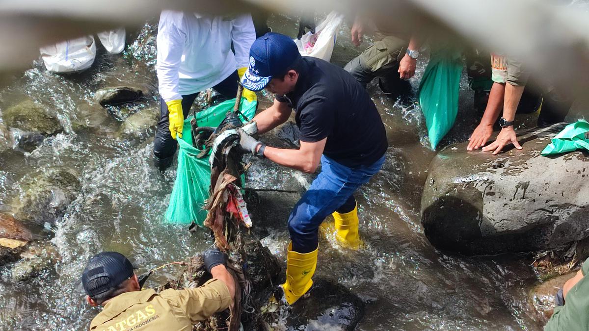 Pakai Topi Bintang Empat, Menteri Hanif Faisol Bersihkan Sampah Sungai Ciliwung di Puncak