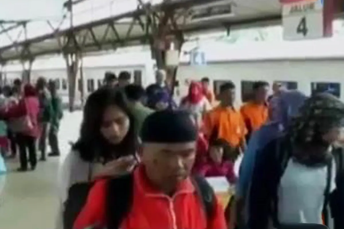 VIDEO: Jelang Libur Paskah, Bandara dan Stasiun Mulai Padat