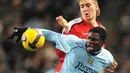 Bek Manchester City, Micah Richards (depan) berebut bola dengan striker Arsenal, Nicklas Bendtner dalam partai Liga Premier di The City of Manchester Stadium pada 22 November 2008. AFP PHOTO/ANDREW YATES