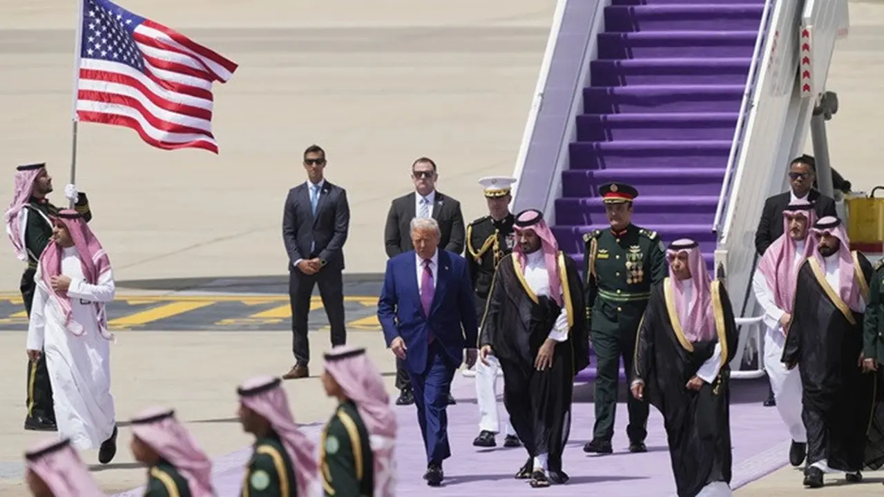 Presiden Amerika Serikat Donald Trump berjalan bersama Putra Mahkota Arab Saudi Mohammed bin Salman selama upacara penyambutannya di Bandara Internasional Raja Khalid di Riyadh, Selasa (13/5/2025).