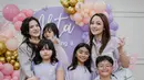 Reisa Broto Asmoro adalah salah satu artis yang turut hadir ke ulang tahun Alita menemani buah hatinya. Dokter Reisa tampil selaras dengan buah hatinya memakai busana warna ungu. Dua anak dokter Reisa kompak pamer senyuman manisnya. Tak hanya sekadar perayaan tiup lilin dan potong kue, Alice Norin juga menyiapkan mainan agar teman-teman Alita bisa bermain. (Liputan6.com/IG/@alicenorin)