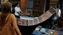 Aneka jenis kerajinan tangan berupa kain dipamerkan di International Handicraft Trade Fair (Inacraft) 2015 di JCC, Jakarta, Kamis (9/4/2015). Pameran berlangsung pada 8-12 April 2015 menampilkan kerajinan khas Indonesia. (Liputan6.com/Johan Tallo)