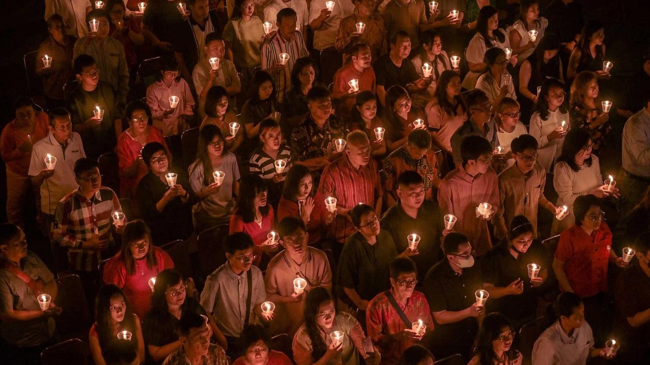 FOTO: Ribuan Lilin Menyala dalam Doa Natal di Gereja Bethany Nginden Surabaya
