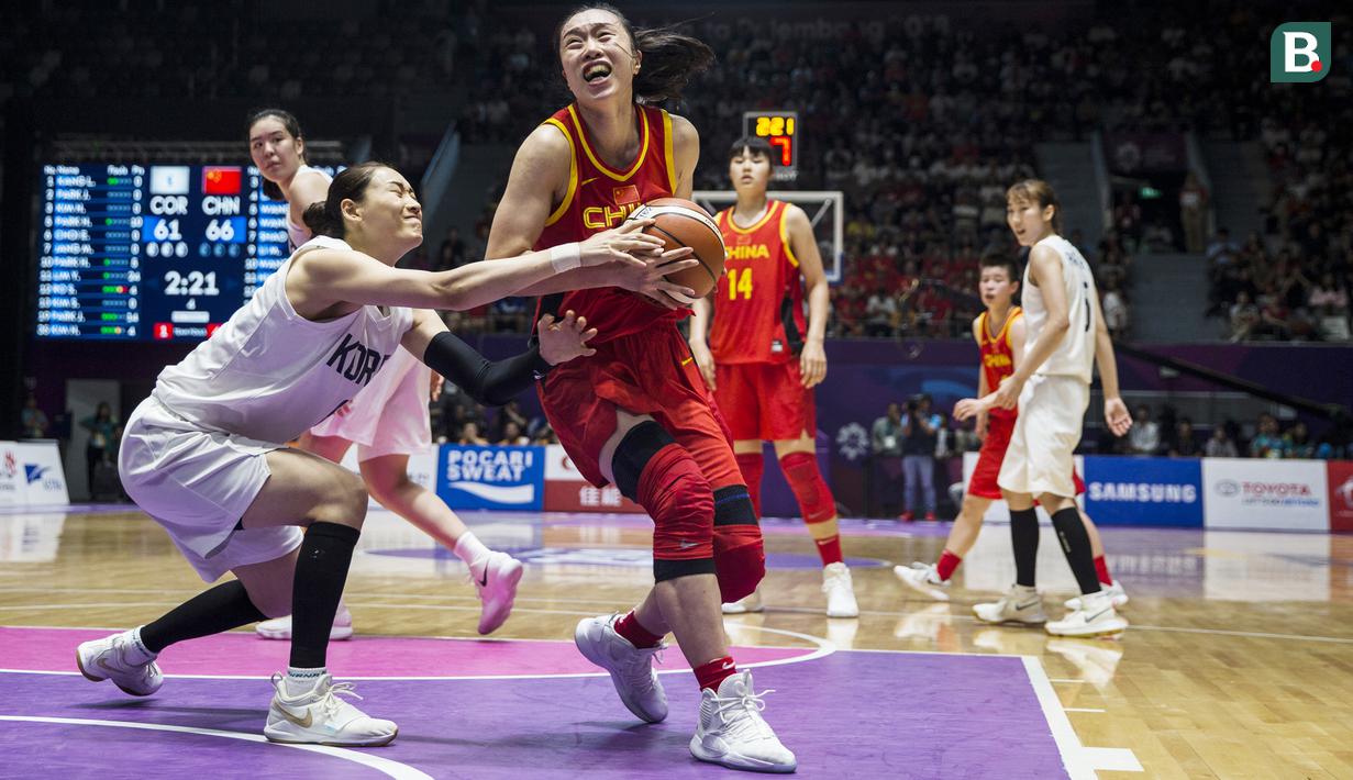 Pebasket China saat melawan Korea Bersatu pada laga final basket wanita Asian Games di Istora, Jakarta, Sabtu (1/9/2018). China menang 71-65 atas Korea Bersatu. (Bola.com/Vitalis Yogi Trisna)