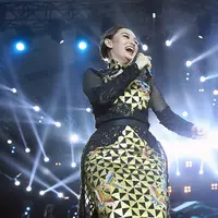 Penyanyi dangdut yang tergabung dalam trio Cecepy, yaitu Zaskia Gotik, Ayu Ting Ting dan Julia Perez. Setelah meninggalnya penyanyi dan pemeran yang biasa disebut Jupe, anggota trio Cecepy sibuk masing-masing. (Bambang E. Ros/Bintang.com)
