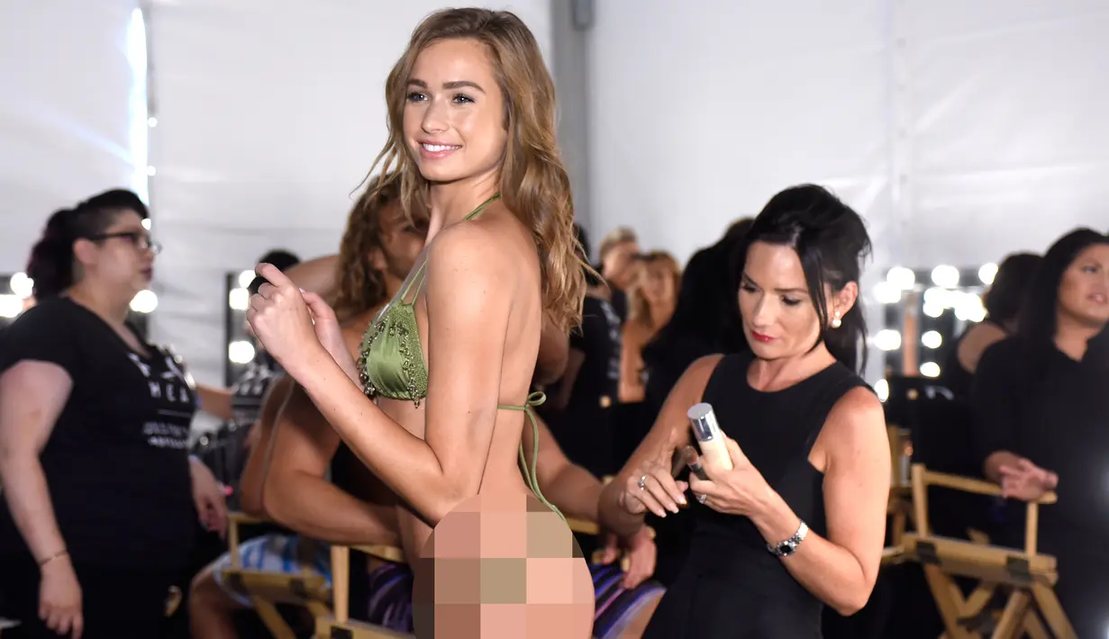 Seorang model tersenyum sebelum usai didandani jelang tampil dalam Peragaan Busana Renang, Art Hearts Fashion Miami Swim Week di Collins Park, Miami, Florida, (14/7). (Arun Nevader/Getty Images Seni Hati Mode/AFP)