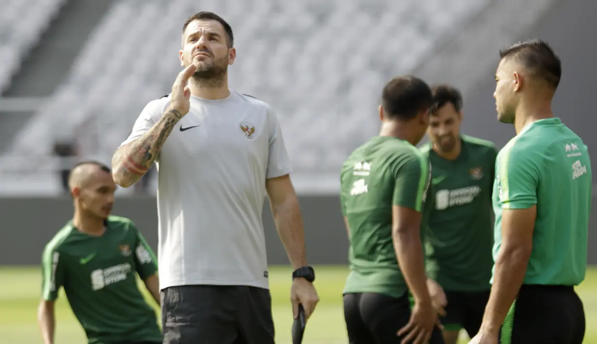 Pelatih Timnas Indonesia, Simon McMenemy, memberikan arahan kepada anak asuhnya saat latihan jelang laga Kualifikasi Piala Dunia 2022 di SUGBK, Jakarta, Rabu (2/10). Indonesia akan berhadapan dengan Uni Emirat Arab. (Bola.com/M Iqbal Ichsan)