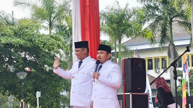 Bupati Bekasi Ade Kuswara Kunang usai dilantik di pelantikan kepala daerah serentak di Istana Kepresidenan, Jakarta, Kamis (20/2/2025).