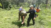 Relawan menggendong Kakek Martaja yang hilang dua hari di lereng Gunung Slamet, Banyumas. (Foto: Liputan6.com/BPBD Banyumas/Muhamad Ridlo)