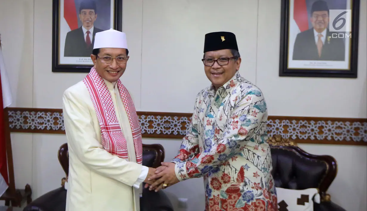 Sekjen PDIP Hasto Kristiyanto (kanan) bersilaturahmi ke Imam Besar Masjid Istiqlal Prof Nasaruddin Umar di Masjid Istiqlal, Jakarta, Rabu (11/4). Kedatangan Hasto bersama pengurus DPP PDIP untuk berbicara keislaman. (Liputan6.com/Pool/Joan)