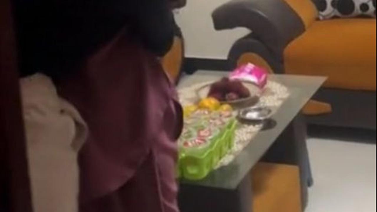 Wanita Ini Beri Kejutan Orang Tua Pulang Tanpa Kabar Setelah Merantau 7 Tahun Lebih, Bikin Haru