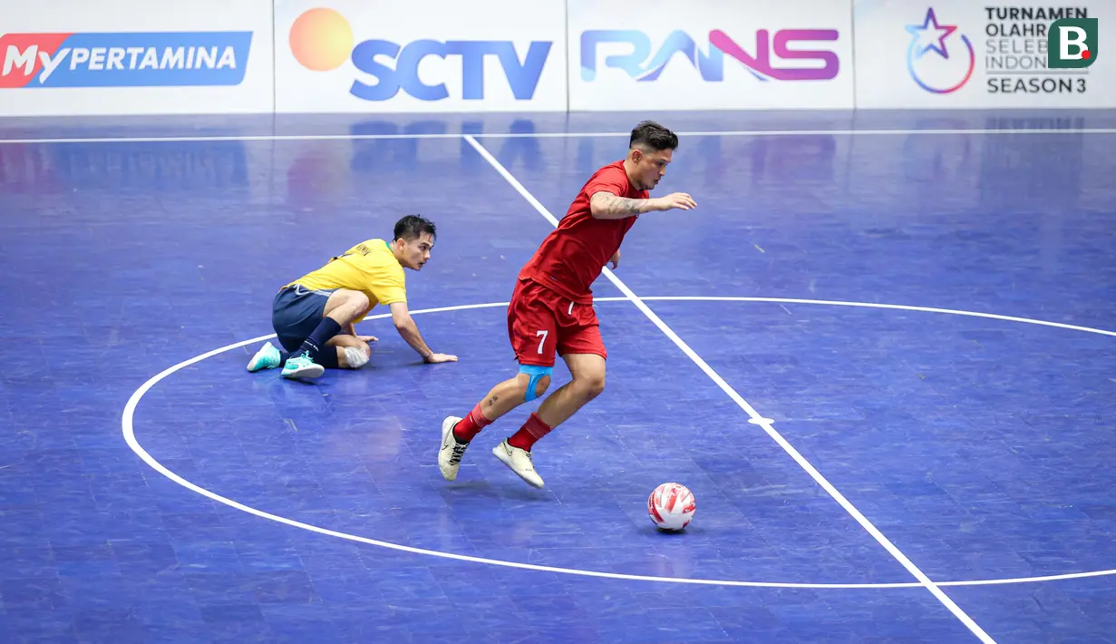 Pemain Red Rocket, Samsir Alam (kanan) melewati pemain Golden Arrow pada laga futsal Turnamen Olahraga Indonesia (TOSI) Season 3 yang berlangsung di Indomilk Arena, Tangerang, Sabtu (12/10/2024). (Bola.com/Bagaskara Lazuardi)