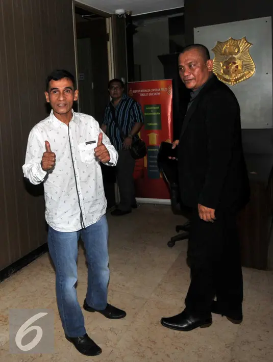 Papa T. Bob saat berada di Bareskrim, Jakarta, Selasa (11/3/2015) Kedatangan mereka untuk melaporkan 3 brand karoke (Inul Vizta, Nav, Happy Puppy) dalam pelanggaran hak cipta bidang penggandaan. (Liputan6.com/Helmi Afandi) 