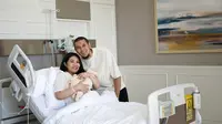 Via Vallen dan Chevra Yolandi bersama anak pertama (Dok. National Hospital)