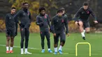 Pemain Chelsea Cesar Azpilicueta (kanan) berlatih bersama rekan-rekannya jelang menghadapi Valencia pada penyisihan Grup H Liga Champions di Cobham Training Centre, Stoke D'Abernon, Inggris, Selasa (26/11/2019). Chelsea akan menghadapi Valencia pada 28 November 2019 dini hari WIB. (Glyn KIRK/AFP)