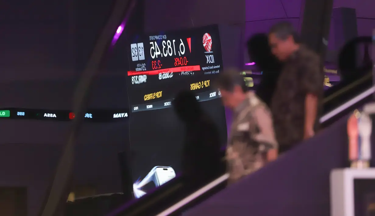 Pekerja berjalan dekat layar digital pergerakan Indeks Harga Saham Gabungan (IHSG) di Bursa Efek Indonesia (BEI), Jakarta, Jakarta, Selasa, 28 Juli 2026. (KLY/ Arie Basuki)