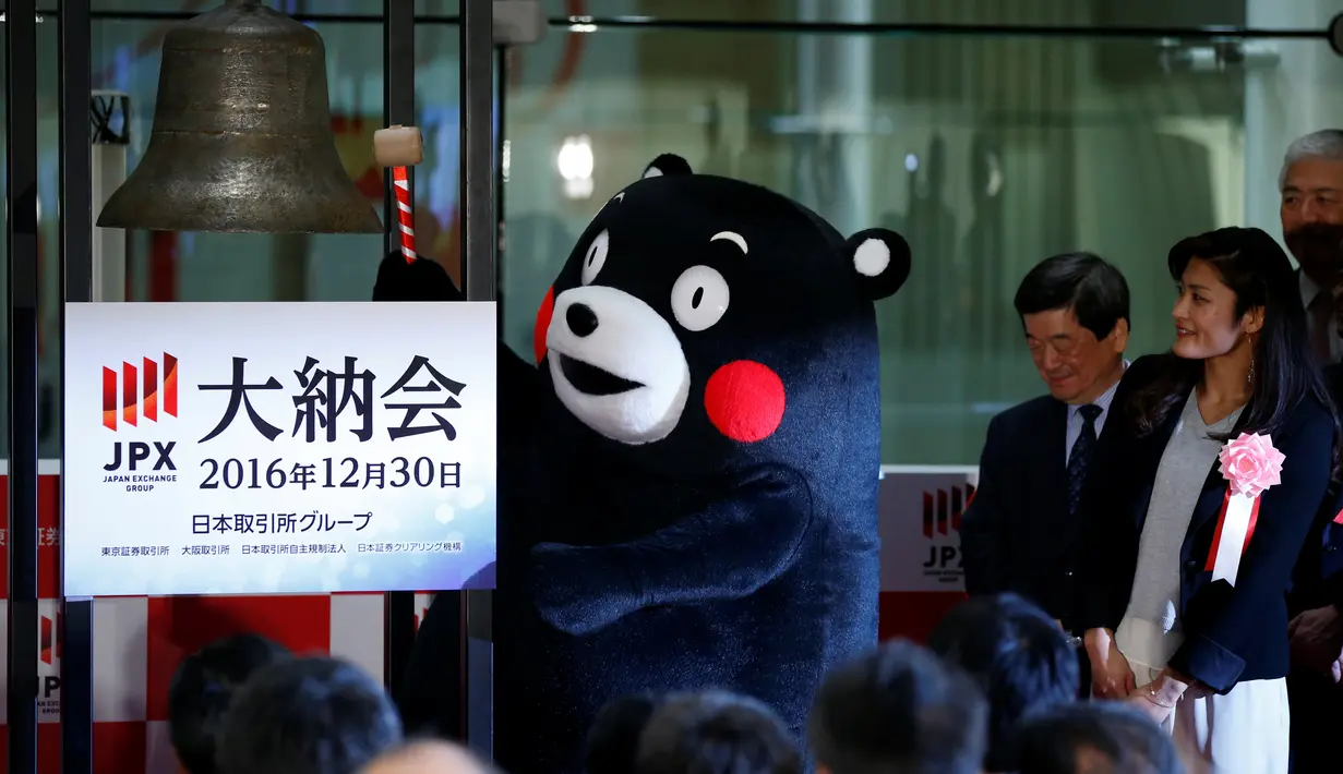 Maskot prefektur Kumamoto bernama Kumamon memukul lonceng menandai penutupan pedagangan bursa saham 2016 di Bursa Efek Tokyo, Jepang, Jumat (30/12). (REUTERS/Toru Hanai)