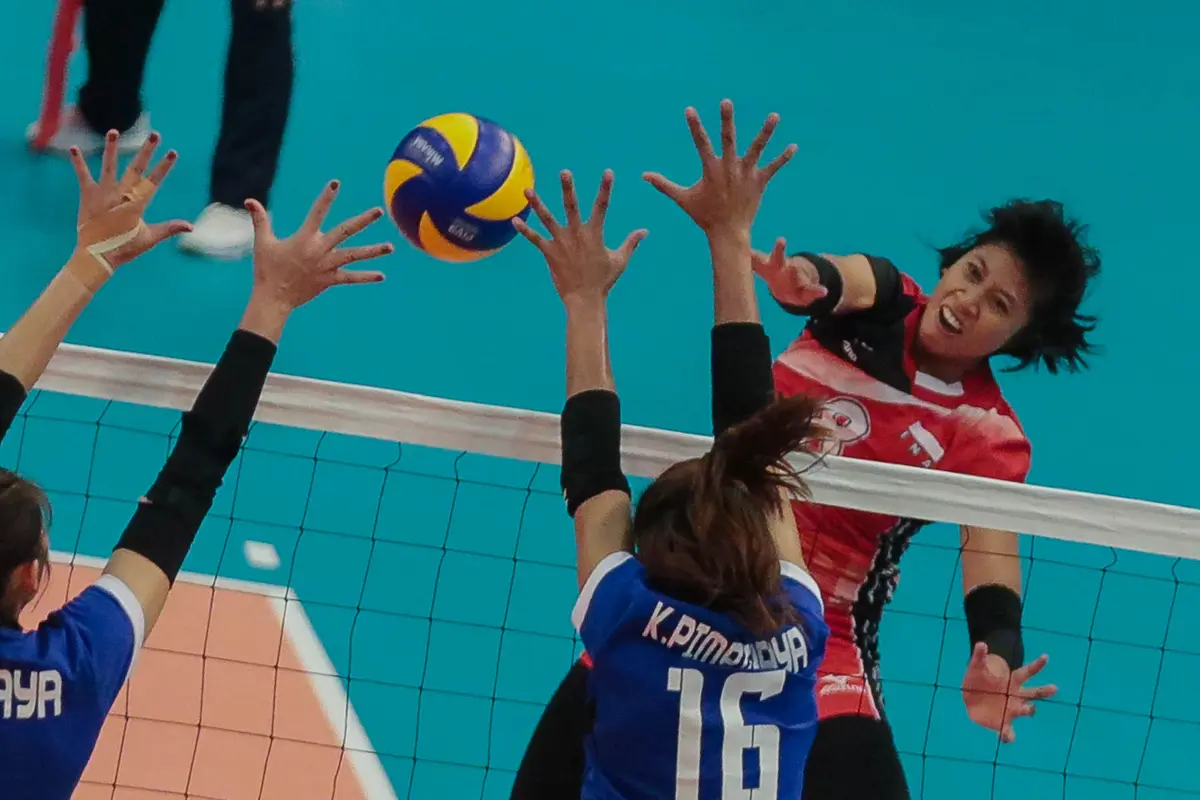 Atlet voli timnas putri Indonesia, Megawati Hangestri Pertiwi, melancarkan smes saat menghadapi Thailand di SEA Games 2017. (Liputan6.com/Riza Fanani)