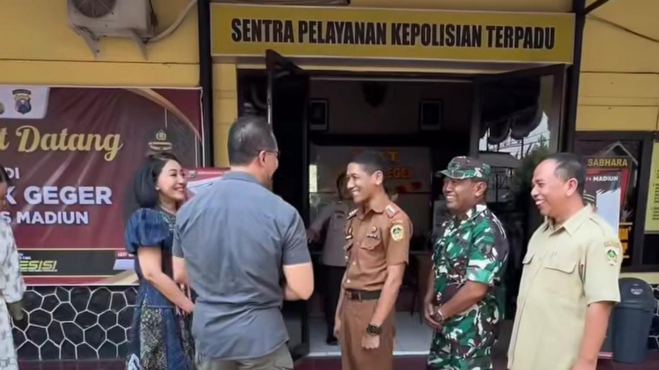 Momen Haru, Jenderal Andika Jenguk Menantu di Polsek Geger Sampai Cium Kening Penuh Kasih