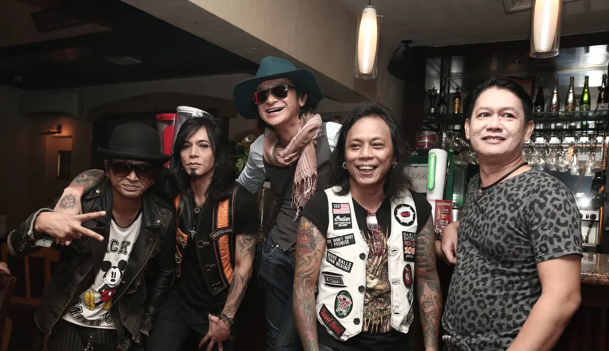 "Semalam aja. Ga ada yang lama. Selesai aransemen semua. Moodnya aja mungkin ya. Jikun bilang yuk ke studio bikin lagu. Temanya bikin lagu yang gampang, jamming. Saya tinggal nanana," ujar Andy. (Galih W. Satria/Bintang.com)