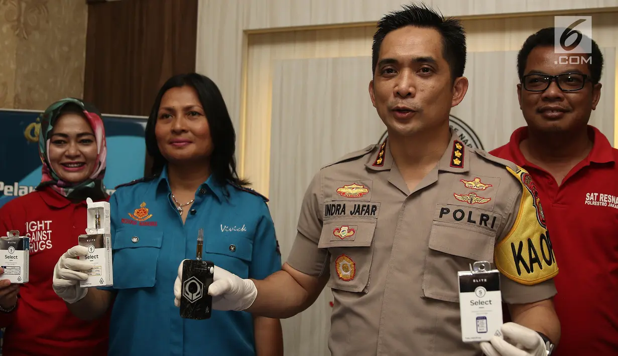 Kapolres Jakarta Selatan Indra Jafar menunjukkan barang bukti liquid vape mengandung ganja saat rilis di Mapolres Jakarta Selatan, Rabu (21/11). Liquid vape mengandung ganja tersebut dijual di Jakarta. (Liputan6.com/Herman Zakharia)